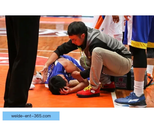 亚历山大空砍33分开局火热后被限制布朗中投成为进攻核心